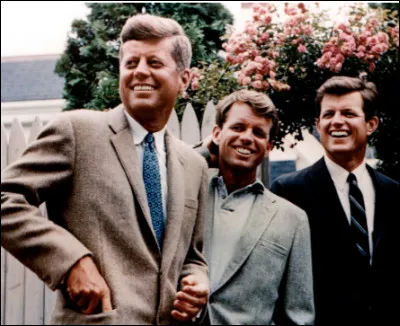 Quel est le nom de ces trois frères, John, Robert et Edward, célèbres politiciens des États-Unis ?