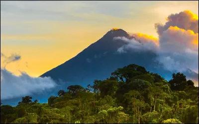 Quel pays dont la capitale est San José a pour devise nationale : ''Que vivent pour toujours le travail et la paix !'' ?