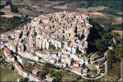 Dans quel pays se trouve Potenza, ville de 65 000 habitants ?