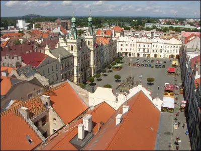 Dans quel pays se trouve Pardubice, ville de 90 000 habitants ?