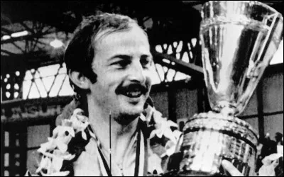 Jacques Secrétin, mort le 24 novembre 2020, est connu pour avoir décroché plusieurs médailles et titres de champion du monde et d'Europe : dans quel sport ?