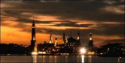 Bien s&ucirc;r, d&eacute;laisser certaines activit&eacute;s n'est pas synonyme d'embrigadement, mais si votre enfant cesse en quelques semaines la musique, le sport, de c&ocirc;toyer des amis, vous devez envisager cette possibilit&eacute;. Cherchez aussi s'il lui arrive de prononcer le mot "kufr", qui est :