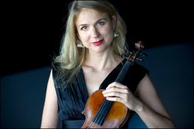 Avec qui a-t-elle commencé l'apprentissage du violon ?
