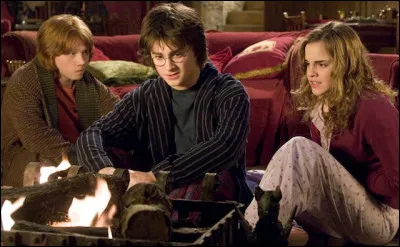 Lors de leur cinquième année, comment Harry, Ron et Hermione font-ils pour se rendre à Poudlard depuis la gare de Pré-au-Lard ?