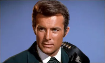 Qui est cet acteur qui joue un des rôles principaux dans la série télévisée américaine ''Les Mystères de l'Ouest'' ?