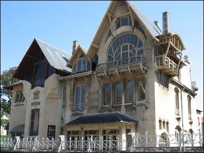 À quel artiste de l'école de Nancy doit-on les balcons et la rampe d'escalier des Galeries Lafayette à Paris ?
