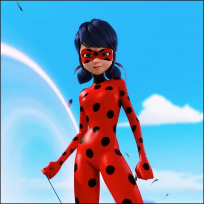 Comment Ladybug s'y prend-elle pour prendre la clochette (son objet akumatisé) de Chat Blanc ?