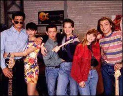 Comment s'appelle le directeur artistique que Johanna contacte ?