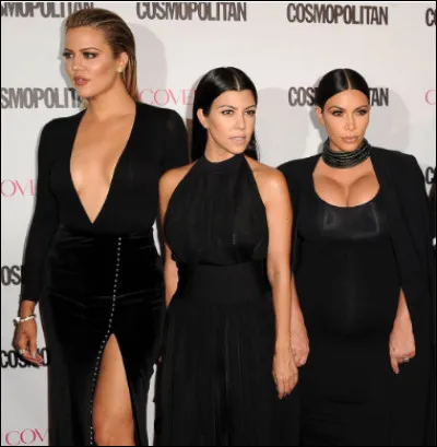 Quel est le nom de ces trois soeurs, Kourtney, Kim, Khloé, personnalités médiatiques, actrices, animatrices, mannequins et femmes d'affaires américaines ?