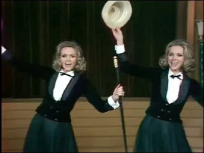 Quel est le nom de ces deux soeurs jumelles, Alice et Ellen, deux danseuses et actrices allemandes qui ont fait carrière commune dans le show business ?