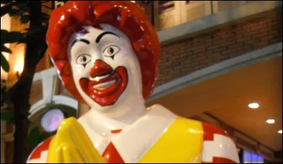 Personnage imaginaire habillé en clown, mascotte d'une chaîne de restauration rapide :
