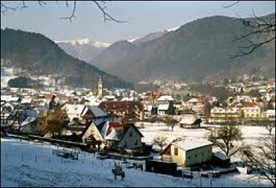Voici une vue hivernale de Metzeral. Commune du Grand-Est de l'arrondissement de Colmar-Ribeauvill&eacute;, au c�ur de la vall&eacute;e de la Fecht, elle se situe dans le d&eacute;partement num&eacute;ro ...