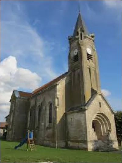 Nous sommes dans le Grand-Est devant l'&eacute;glise de Saint-Baussant. Petit village de 74 habitants sur le Rupt de Mad, dans le Toulois, il se situe dans le d&eacute;partement ...