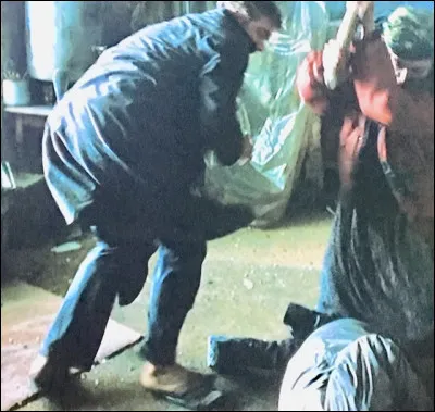 Qui aide Th&eacute;o, Kee et Myriam &agrave; aller au camp des r&eacute;fugi&eacute;s ?