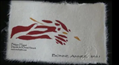 Un député de l'Hérault en France a fait réaliser des cartes de vux artisanales pour le moins originales. À la suite de cet envoi à des institutions locales, la cellule chimique des pompiers s'est trouvée mobilisée en urgence. 
Pourquoi d'après-vous ?