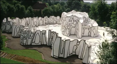 Ce dédale de formes blanches décorées de sinueuses lignes noires semble l'uvre d'un magicien fou. "La Closerie Falbala" se visite et s'étend sur 1610 m² à Périgny dans le Val-de-Marne. 
Qui est cet artiste, aujourd'hui disparu, ayant créé cette fantasmagorie architecturale classée aux monuments historiques depuis 1998 ?