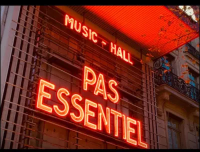 Au printemps, il a été de toutes les polémiques et de toutes les convoitises au fur et à mesure que son utilité s'est avérée indispensable. Durant l'été et l'automne, il s'est décliné sous des looks plus harmonieux. 
Quel est cet objet qui finalement s'est imposé pour l'hiver comme l'accessoire incontournable de l'année ?