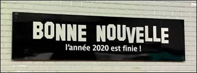Jeudi 31 décembre à Paris, dans un lieu unique et approprié, on pouvait découvrir ce message : "Bonne nouvelle, l'année 2020 est finie !"
Qui a été l'instigateur de ce message euphorique teinté d'un certain humour ?