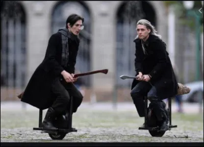 À la manière des personnages de la saga "Harry Potter", cette invention mise au point par deux Brésiliens permet de se déplacer comme sur un balai volant à une vitesse d'environ 60 km/h. Leur but est de commercialiser ce prototype et peut-être de créer une nouvelle version du quidditch, qui est d'après vous...