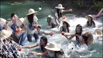 Elles n'ont pas eu le temps de revêtir leur maillot de bain, les candidates au concours de Miss Thaïlande 2021 ce lundi 7 décembre, et pourtant elles ont terminé leur séance photo dans l'eau. 
Pourquoi d'après vous ?
