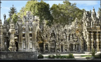 Classée monument historique en 1969, cette merveille de l'art naïf unique commencée en 1879 et achevée en 1912 a été l'uvre de toute une vie, celle de Ferdinand Cheval. 
Quelle est cette commune de France située dans la Drôme qui vous fera découvrir l'architecture hors normes appelée "Le Palais idéal du Facteur Cheval" ?