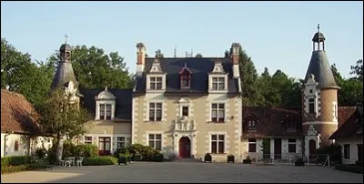 Le château de Troussay situé sur la vallée de la Loire se distingue dans cette région. Mais pourquoi ?