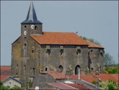 L'église St Rémy de Saint-Pierrevillers est une église fortifiée meusienne. Quelle est sa particularité ?