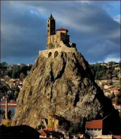Construite en hauteur avec 265 marches pour y accéder, cette chapelle St Michel du Puy-en-Velay est construite sur...