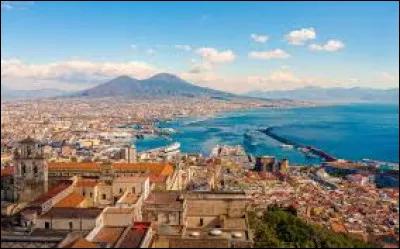 Dans quelle région italienne se trouve Naples ?
