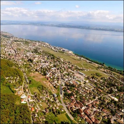 Comment s'appelle la loi française de 1986 visant à protéger les bords de mer de la spéculation immobilière ?