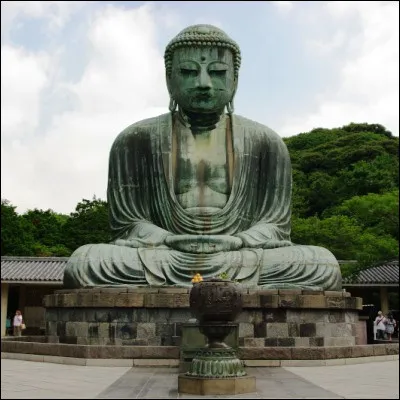 Quelle ville japonaise abrite le Grand Bouddha de Kamakura et le temple de Senso-ji ?