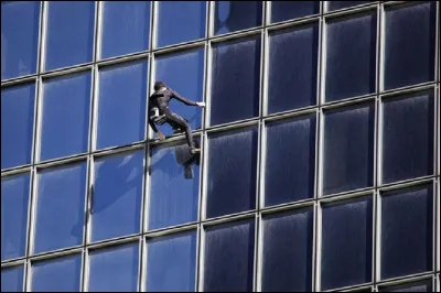 Quel est le nom du grimpeur surnommé ''Le Spiderman français'' (L'Homme-araignée) ?