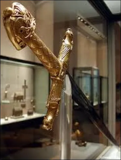Comment s'appelle l'épée de Charlemagne ?