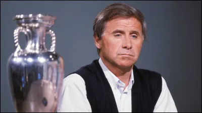 Michel Hidalgo, mort le 26 mars 2020, a été sélectionneur de l'équipe de France de football. Quel titre international celle-ci a-t-elle remporté avec lui ?