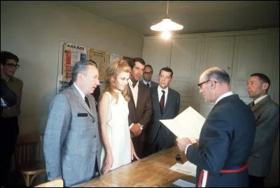 Après avoir été marié à Brigitte Bardot de 1952 à 1957, vécu avec Catherine Deneuve avec laquelle il a un fils, Christian, il épouse Jane Fonda en 1967 - avec laquelle il a une fille, Vanessa - et qui tourne trois films avec lui, dont "Barbarella". C'est ...