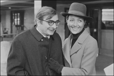 Claude Chabrol a vécu, à partir de 1959, avec cette actrice ; ils ont ont eu un fils, Thomas, en 1963, et se sont mariés l'année suivante. Ils ont divorcé en 1982. Elle tourne avec lui plus de vingt films. Quelle est cette actrice ?
