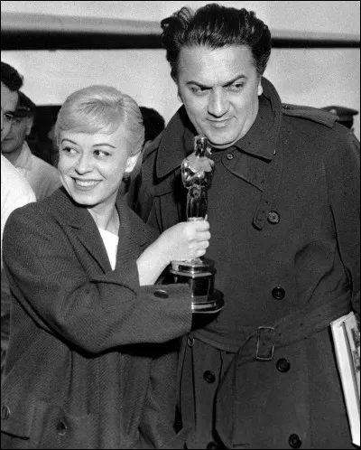 Federico Fellini la rencontre en 1943 ; ils se marient et ont une vie commune de plus de 50 ans ; elle tient le rôle vedette dans plusieurs films de son mari. Il s'agit de ...