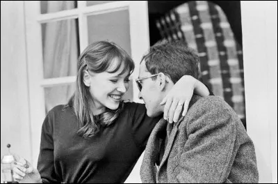 Elle tourne dans plusieurs films au début des années 60, rencontre et épouse Godard ; elle est son égérie, jouant dans sept films dont "Pierrot le Fou", "Bande à part", "Vivre sa vie". C'est ...