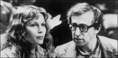 En 1980, elle rencontre Woody Allen, entame une idylle de douze ans avec lui. Elle est la vedette de plusieurs de ses films dont "La Rose pourpre du Caire", "Hannah et ses soeurs". C'est ...