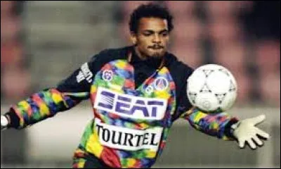Au football, quel était le poste de Bernard Lama ?