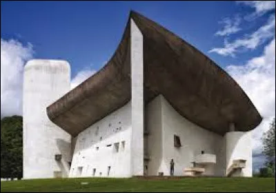 Sous quel nom Charles-Édouard Jeanneret-Gris est-il plus connu ?