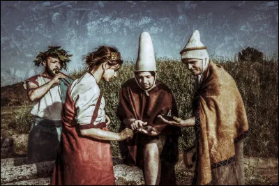 Qui sont ses prêtres étrusques qui parviennent à tirer des présages en examinant les entrailles d'un animal dans l'Empire romain ?