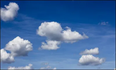 Quels nuages évoque-t-on parfois par le terme poétique de moutons nuageux ?
