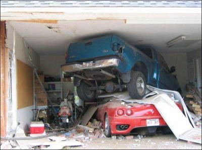 Un 4x4 qui rentre dans un garage et qui passe par dessus une Ferrari ?