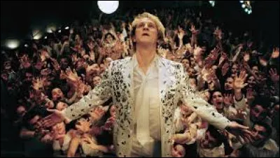 De quel c&eacute;l&egrave;bre chanteur le film "Podium" rend-il hommage ?