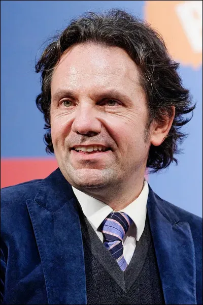 On le savait féru de littérature (il avait confessé relire, l'été, "Tout Zadig et Voltaire") : il veut sauver l'un des fleurons historiques de l'édition française ! De quel titre s'agit-il ?