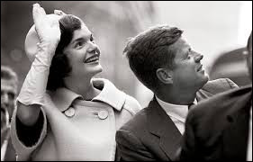 Par combien de personnes Kennedy était-il accompagné, dans sa voiture, lors de son assassinat ?
