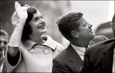 Par combien de personnes Kennedy était-il accompagné, dans sa voiture, lors de son assassinat ?