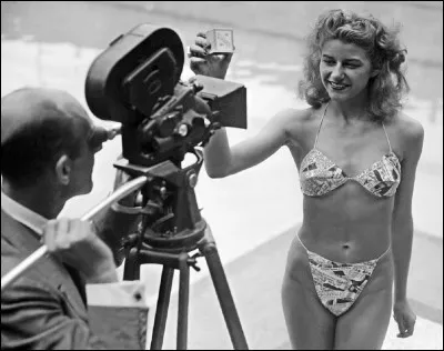 Le bikini moderne a été inventé par Louis Réard, où a-t-il été porté en public la première fois ?