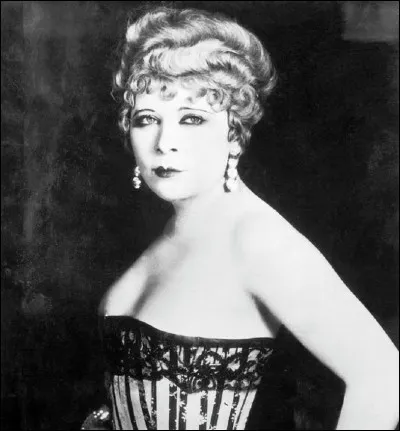 L'invention de la guêpière est attribuée à Marcel Rochas vers 1945. Pour quelle actrice américaine l'aurait-il créée ?